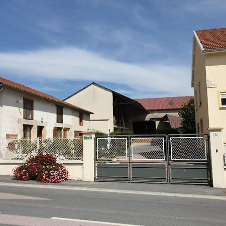 Cour La Dame Chez Beatris Et Christophe Janson Les Grandes-Loges Bagian luar foto